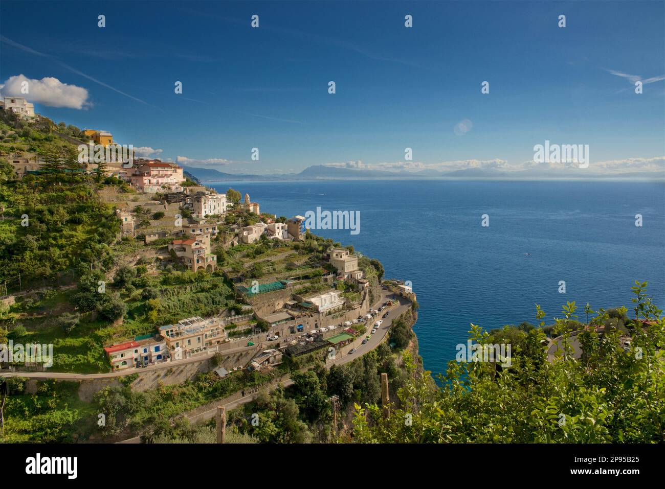 Von Agerola nach Amalfi ist ein steiler Pfad mit Tausenden von Stufen, die sich die Hügel der Küste hinunter in Richtung Amalfi schlängeln. Blick auf das Meer und die Küste. Tyrrhenisches Meer. Von Agerola bis Amalfi ist ein steiler Pfad mit Tausenden von Stufen, die sich die Hügel entlang der Küste in Richtung Amalfi hinunterschlängeln. Blick auf das Meer und die Küste. Tyrrhenisches Meer. Kirche Santa Maria Bambina, Via Lone (Kirche) die Entfernung zum Tyrrhenischen Meer dahinter. Stockfoto