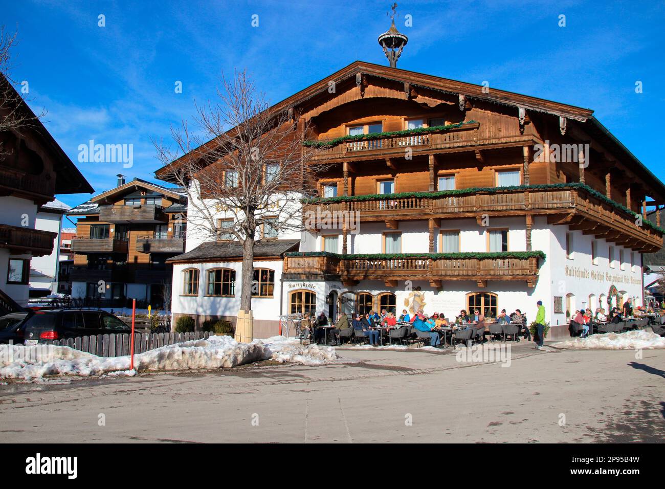 Österreich, Tirol, Seefeld, Dorfblick, Winterberge, Wahrzeichen, Wintersportresort, Seefeld-Plateau, Wintersonnenterrasse vor dem Hotel Stockfoto
