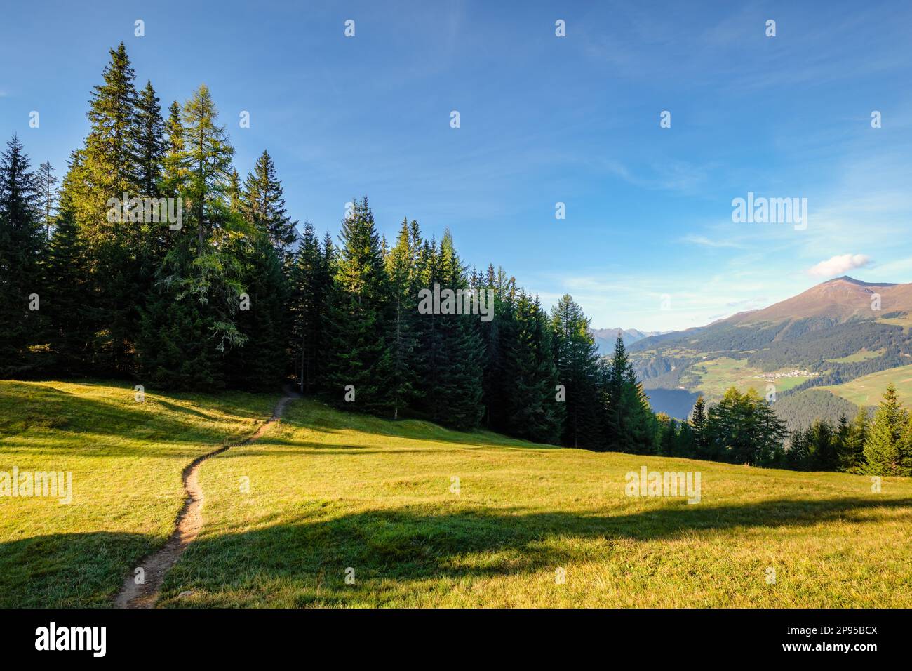 Der herrliche Wanderweg zum Schwarzer See beginnt am kleinen Mutzkopf, der mit einem Sessellift in der Nähe von Nauders (Tirol, Österreich) erreicht werden kann. Stockfoto