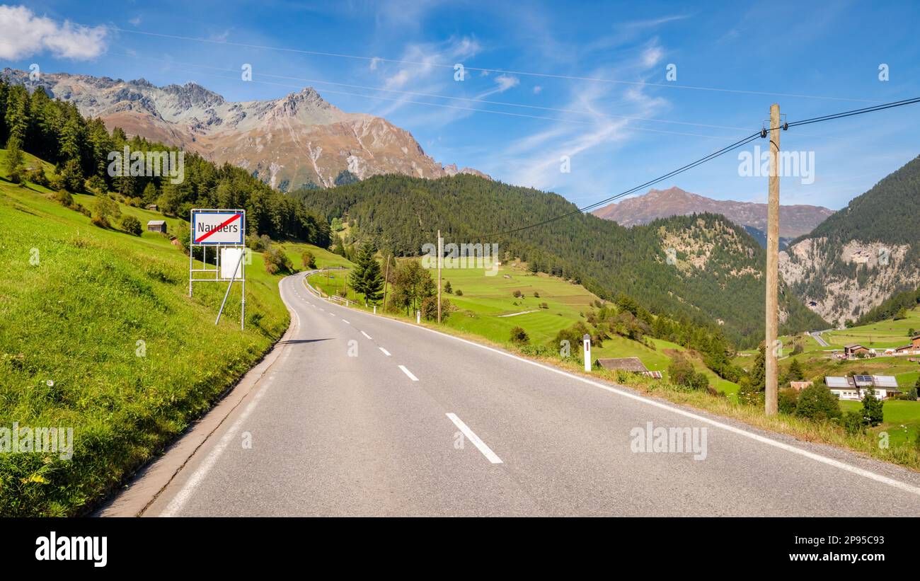 Nauders (Tirol, Österreich) befindet sich in der Nähe von Italien (über den Reschen Pass) und der Schweiz (über den Norbertshöhe Pass). Dies ist der Weg zum Letzteren. Stockfoto
