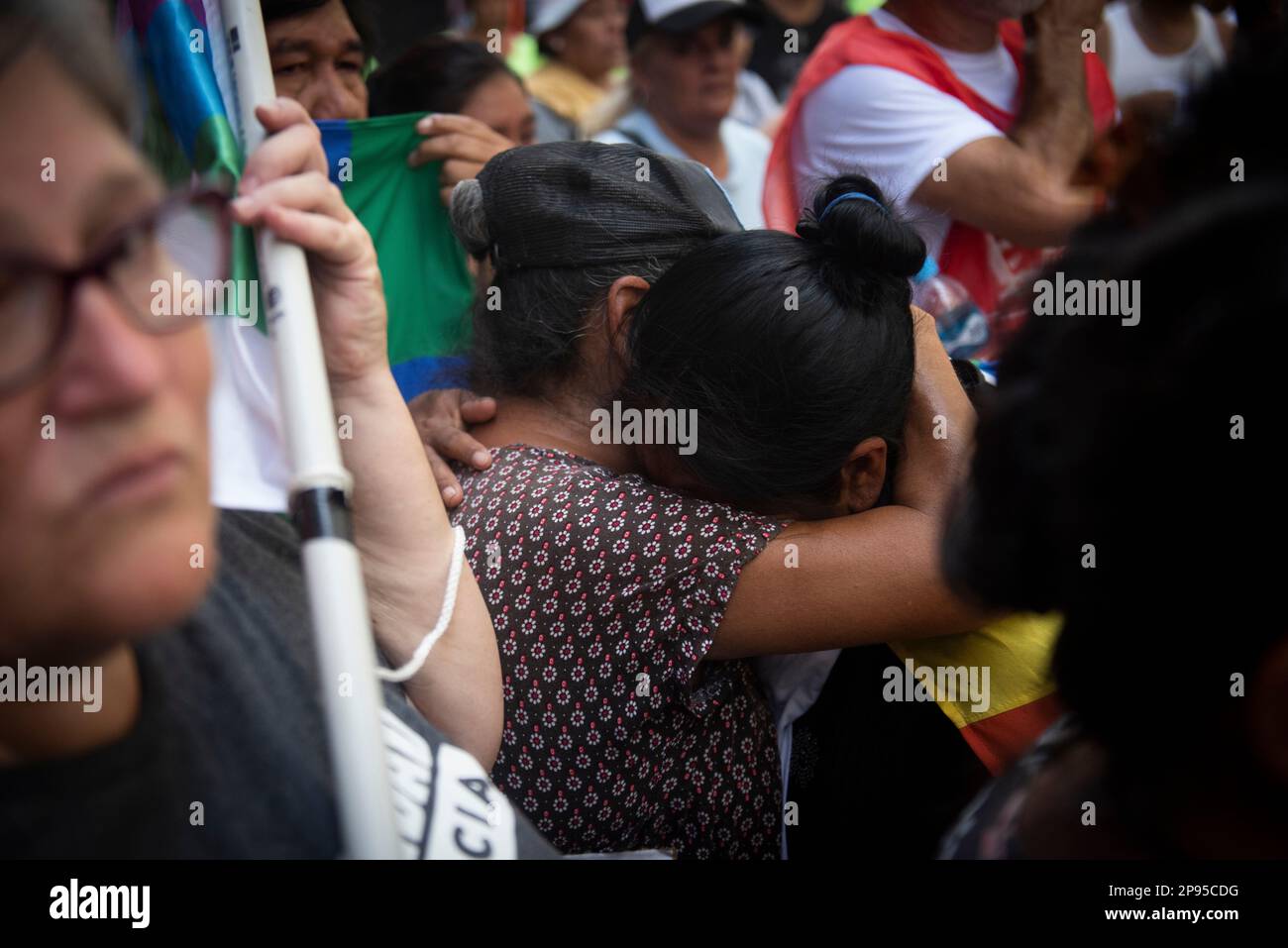 Rosario, Argentinien. 10. März 2023. Frauen weinen und trauern um den Tod des elfjährigen Maximo Gerez während einer Kundgebung. Die Demonstranten forderten die Untersuchung des Falls und ein Ende der Gewalt. Mindestens 64 Menschen wurden dieses Jahr in der Heimatstadt des argentinischen Fußballstars Messi getötet. Mehrere Drogenbanden kämpfen um die Kontrolle in der Stadt nordwestlich von Buenos Aires. Kredit: Franco Trovato Fuoco/dpa/Alamy Live News Stockfoto