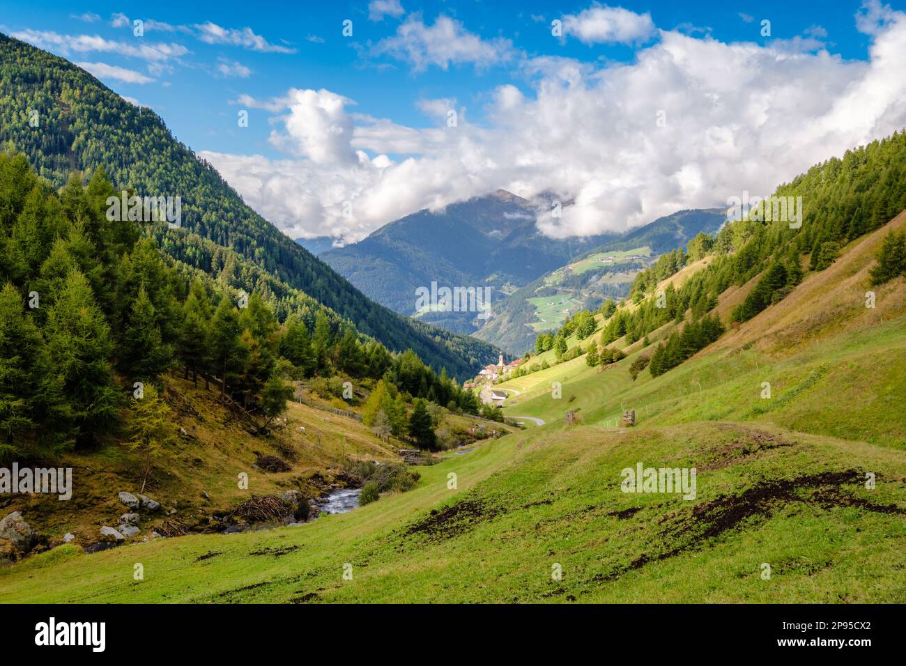 Am westlichen Rand der Ötztaler Alpen und nördlich von Malles, im Planoltal, liegt das Dorf Planol, das fast 1.600m km entfernt liegt. Stockfoto