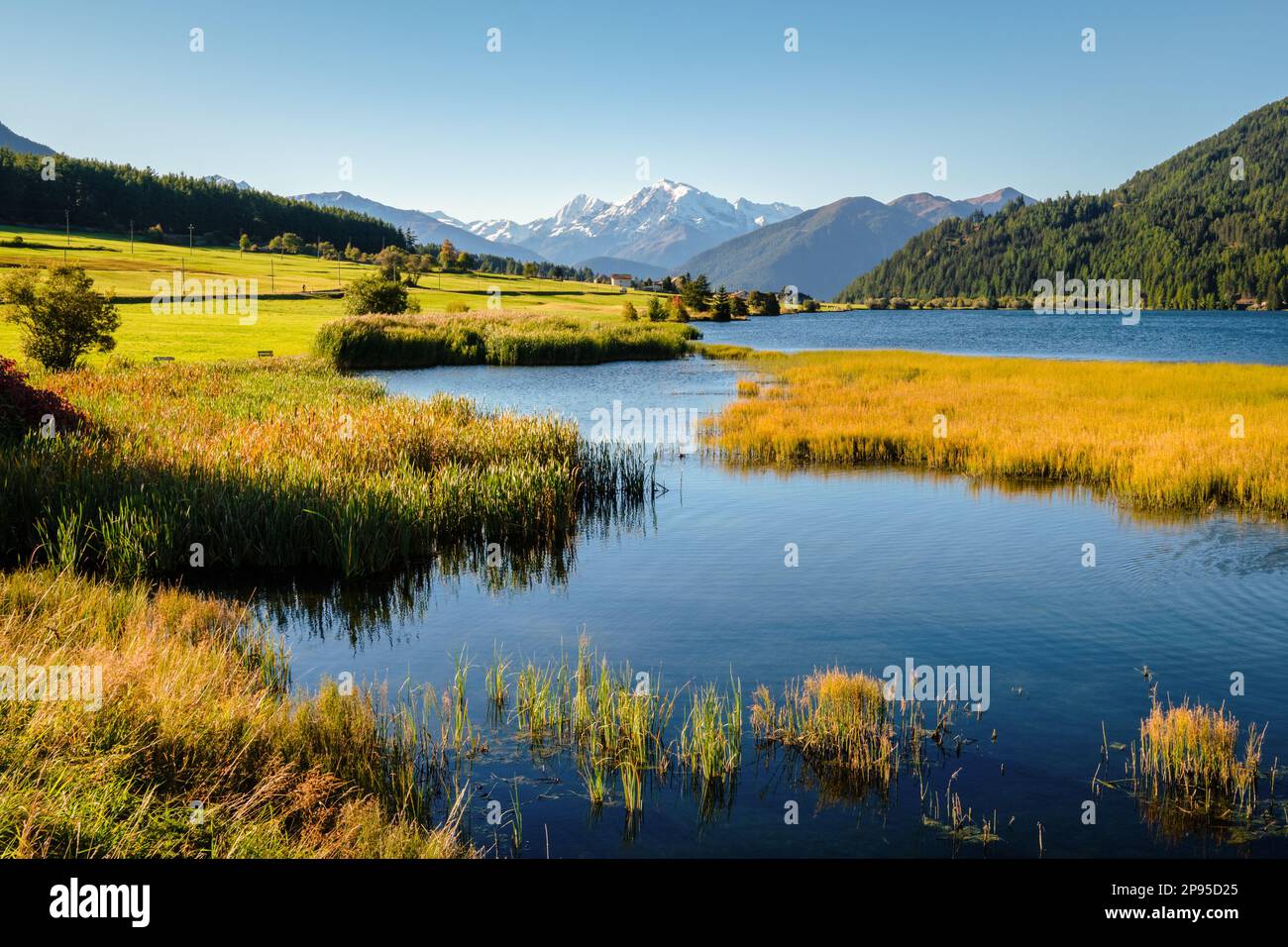Hinter der österreichisch-italienischen Grenze und dem Reschen Pass liegt St. Valentin auf der Haide mit seinem herrlichen Lake Haider und Blick auf die Ortler Mountain Group Stockfoto