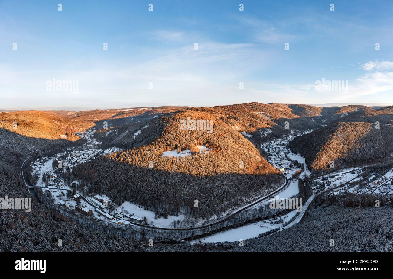Deutschland, Thüringen, Stadt Schwarzatal, Schwarzatal, Kleinstädte, Dörfer, Unterweißbach, Sitzendorf (links), Landschaft, Wald, Berge, Schnee, Übersicht, Luftfoto Stockfoto
