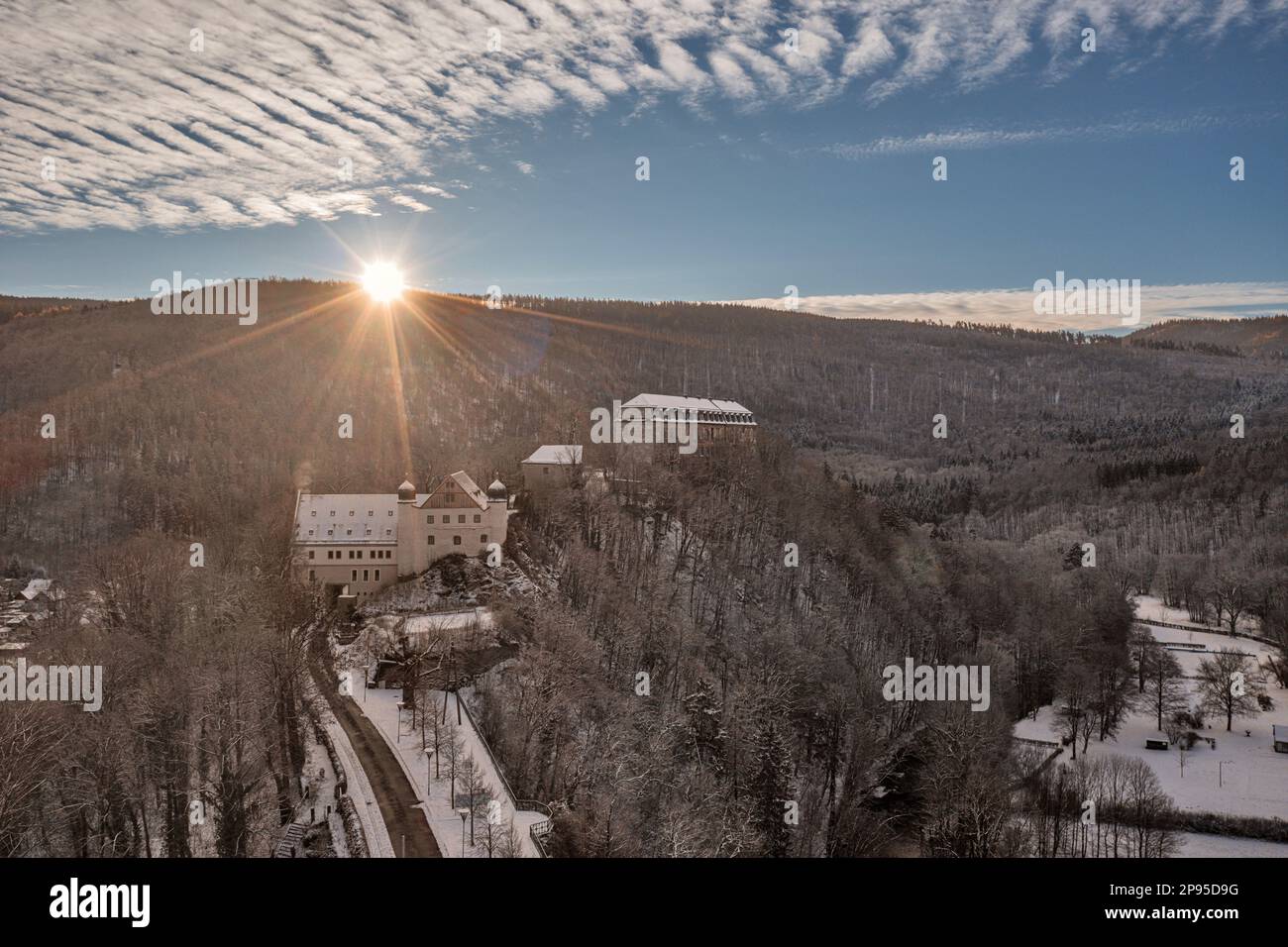 Deutschland, Thüringen, Schwarzburg, Barockschloss, Waffenkammer, Straße, Fluss, Wald, Berge, Sonnenaufgang, Schnee, Übersicht, Hintergrundbeleuchtung Stockfoto