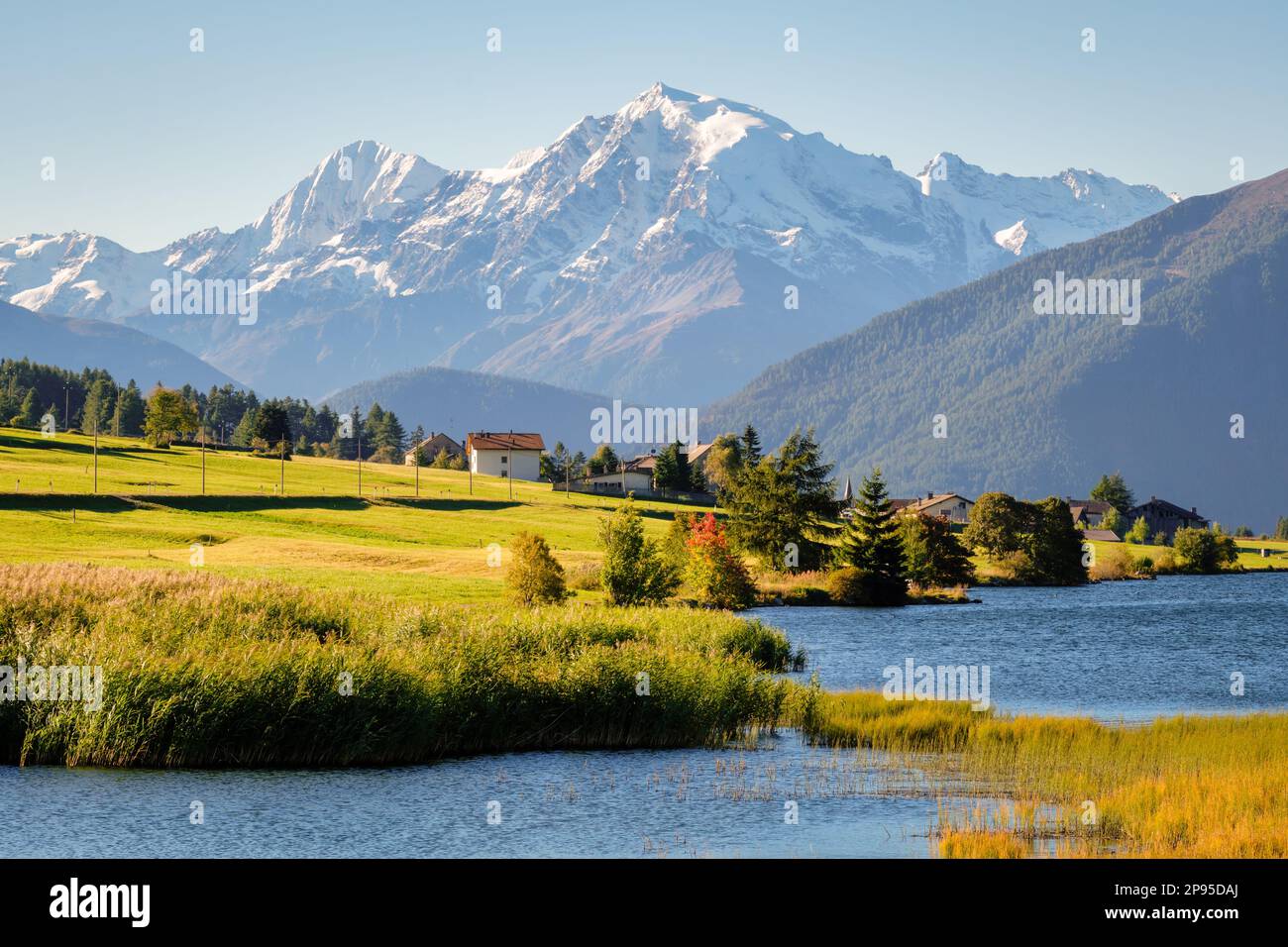 Hinter der österreichisch-italienischen Grenze und dem Reschen Pass liegt St. Valentin auf der Haide mit seinem herrlichen Lake Haider und Blick auf die Ortler Mountain Group Stockfoto