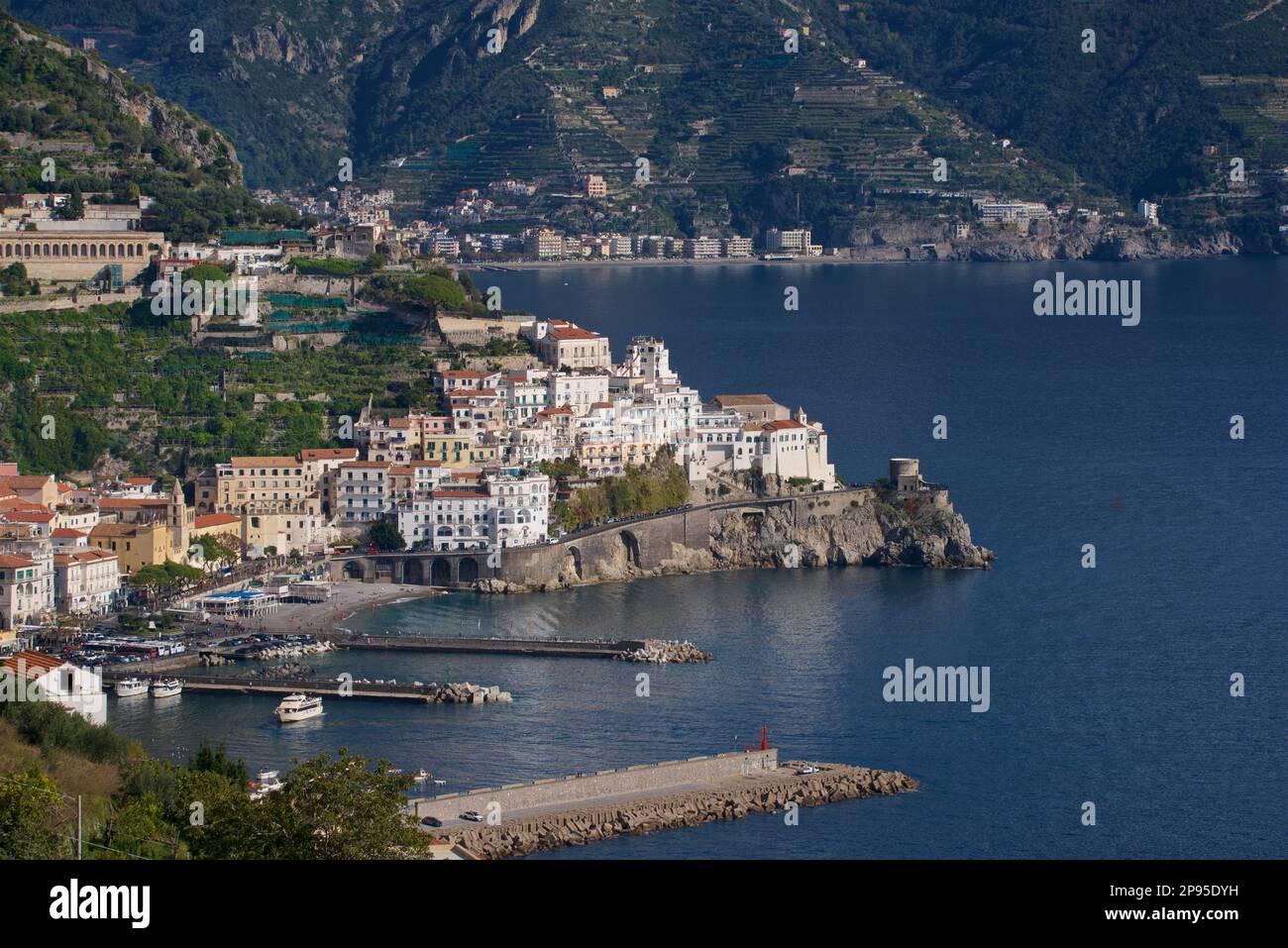 Die italienische Küstenstadt Amalfi vom benachbarten Hügel aus gesehen. Amalfiküste, Italien Stockfoto