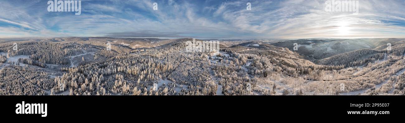 Deutschland, Thüringen, Ilmenau (Hintergrund), Landschaft, Hotel, Gabelbach, Berg Kickelhahn, Wald, eisige Bäume, Schnee, Sonne, teilweise Hintergrundbeleuchtung, Luftaufnahme, 36o° Panorama Stockfoto