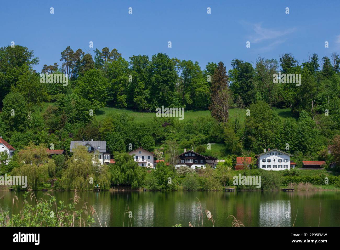 Häuser und See, Seeon-Seebruck, Chiemgau, Oberbayern, Bayern, Deutschland, Europa Stockfoto