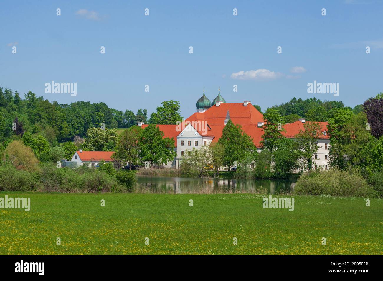 Seeon Kloster mit Klostersee, Seeon-Seebruck, Chiemgau, Oberbayern, Bayern, Deutschland, Europa Stockfoto