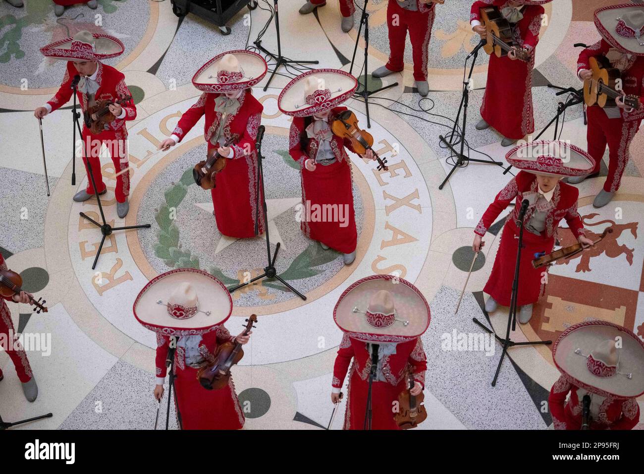 Ein High School-Mariachi aus Starr County, Texas, führt am 7. März 2023 ein nächtliches Konzert in der Texas Capitol Rotunda auf. Mariachi ist eine Art traditioneller mexikanischer Volksmusik, die in der Regel von einer kleinen Gruppe von einheimischen Musikern in einheimischen Kostümen gespielt wird. Besonders beliebt ist Mariachi in Südtexas, wo Highschool-Gruppen oft bei Wettbewerben auftreten. ©Bob Daemmrich Stockfoto