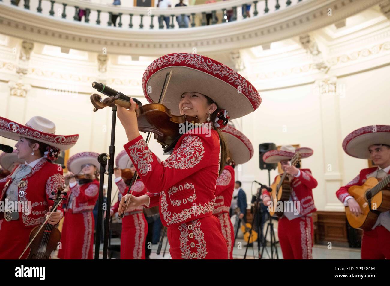Ein High School-Mariachi aus Starr County, Texas, führt am 7. März 2023 ein nächtliches Konzert in der Texas Capitol Rotunda auf. Mariachi ist eine Art traditioneller mexikanischer Volksmusik, die in der Regel von einer kleinen Gruppe von einheimischen Musikern in einheimischen Kostümen gespielt wird. Besonders beliebt ist Mariachi in Südtexas, wo Highschool-Gruppen oft bei Wettbewerben auftreten. ©Bob Daemmrich Stockfoto