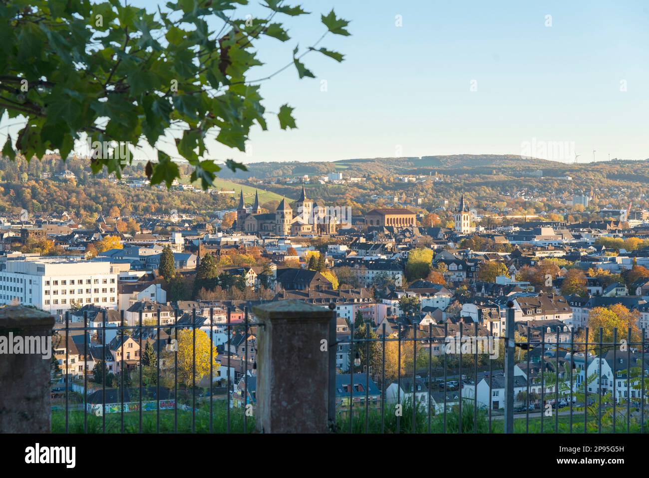 Blick auf Trier mit seinen berühmten Gebäuden wie Basilika und Kathedrale. Stockfoto