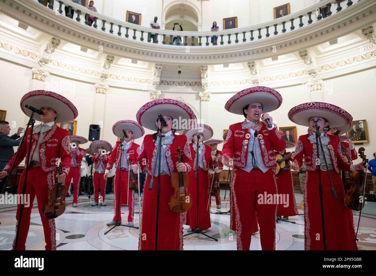 Ein High School-Mariachi aus Starr County, Texas, führt am 7. März 2023 ein nächtliches Konzert in der Texas Capitol Rotunda auf. Mariachi ist eine Art traditioneller mexikanischer Volksmusik, die in der Regel von einer kleinen Gruppe von einheimischen Musikern in einheimischen Kostümen gespielt wird. Besonders beliebt ist Mariachi in Südtexas, wo Highschool-Gruppen oft bei Wettbewerben auftreten. ©Bob Daemmrich Stockfoto