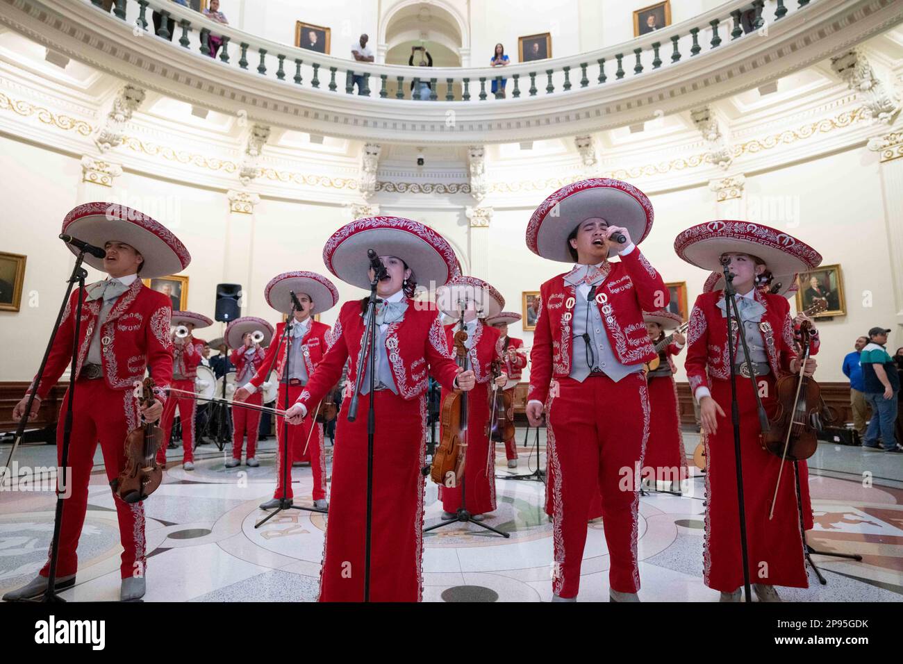 Ein High School-Mariachi aus Starr County, Texas, führt am 7. März 2023 ein nächtliches Konzert in der Texas Capitol Rotunda auf. Mariachi ist eine Art traditioneller mexikanischer Volksmusik, die in der Regel von einer kleinen Gruppe von Musikern in einheimischen Kostümen gespielt wird und bei Wettbewerben in Schulen im Süden von Texas beliebt ist. Stockfoto