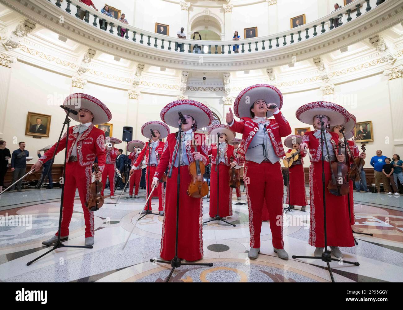 Ein High School-Mariachi aus Starr County, Texas, führt am 7. März 2023 ein nächtliches Konzert in der Texas Capitol Rotunda auf. Mariachi ist eine Art traditioneller mexikanischer Volksmusik, die in der Regel von einer kleinen Gruppe von Musikern in einheimischen Kostümen gespielt wird und bei Wettbewerben in Schulen im Süden von Texas beliebt ist. Stockfoto