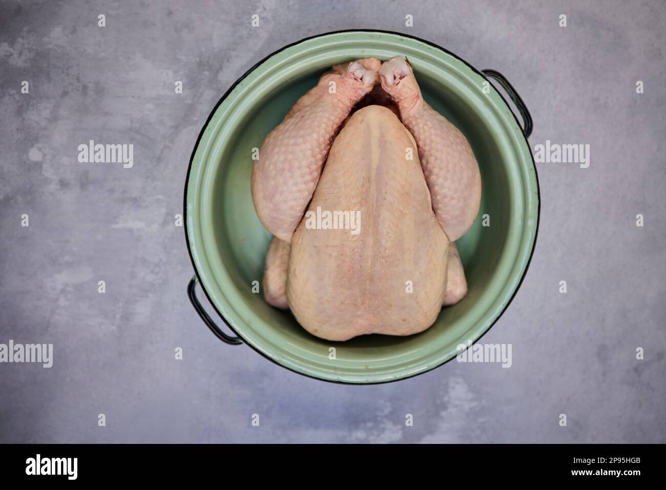 Overhead Shot von ungekochtem Hühnchen im Hintergrund in Butcher's Shop Display Stockfoto