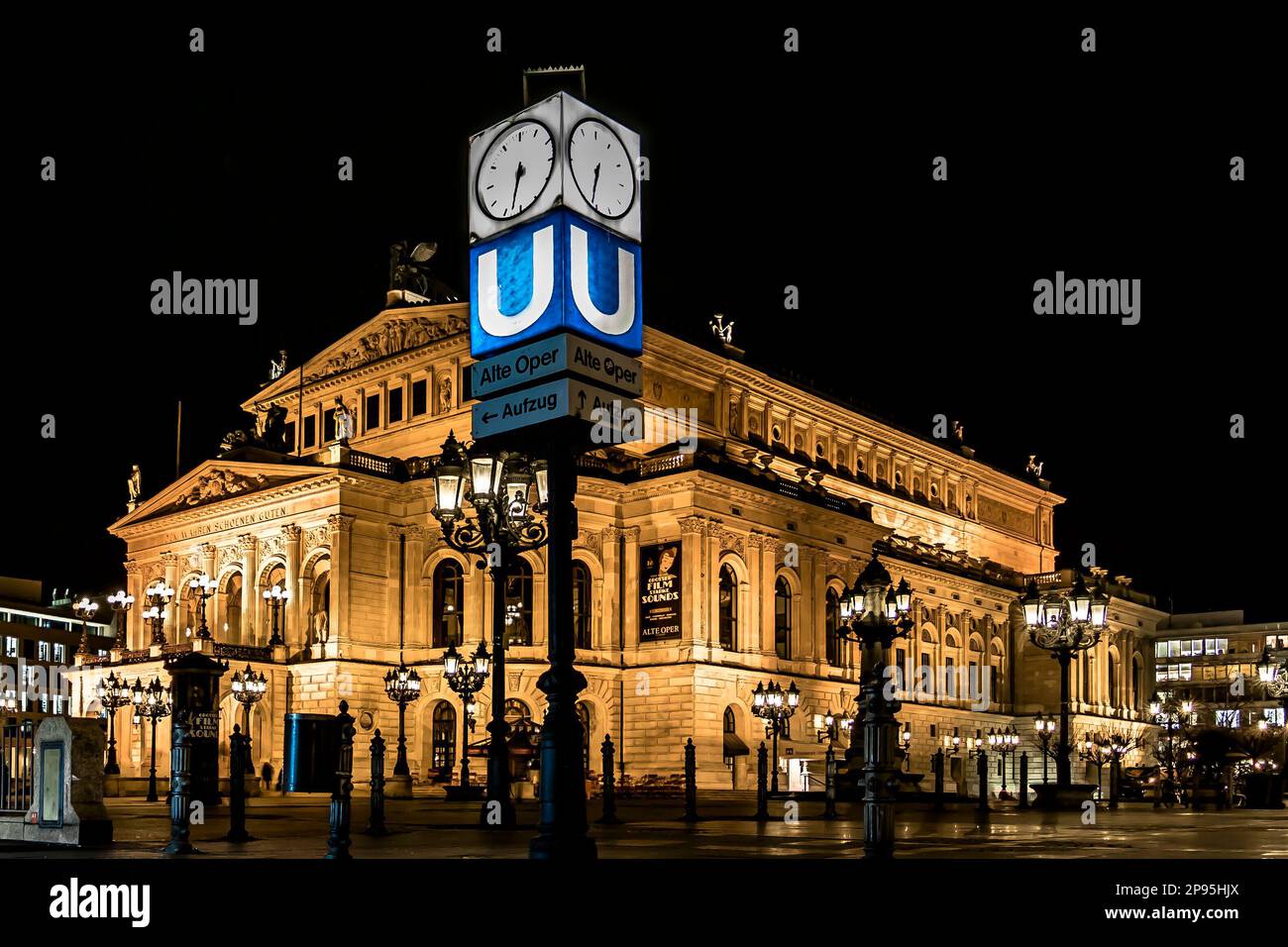 Die Alte Oper von Frankfurt am Main, wunderschönes historisches Gebäude bei Nacht. Beleuchtete Fassade zur Weihnachtszeit Stockfoto