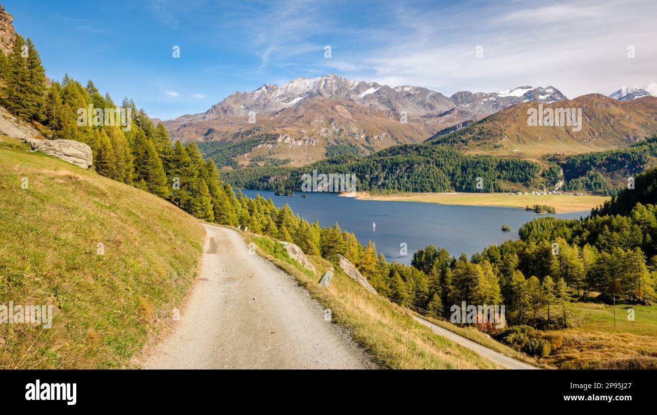 Der Wanderweg von Plaun da Lej nach Grevasalvas (Teil der Via engiadina) bietet eine großartige Aussicht auf den Lake Sils und das obere Engadine Valley (Schweiz). Stockfoto