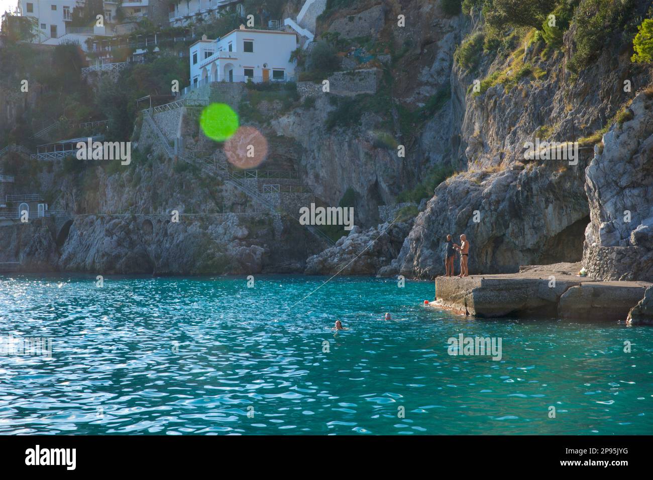 Meer- und Strandbereich westlich von Amalfi. Amalfiküste, Italien Lido delle Sirene Stockfoto