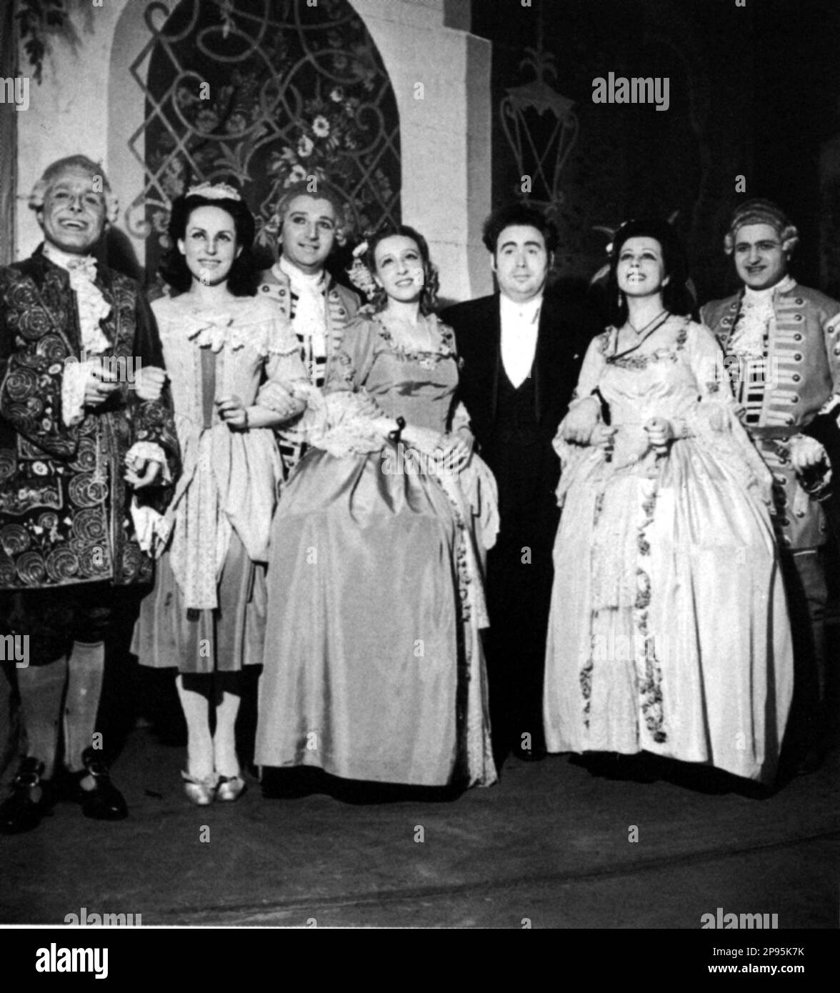 1946 , Paris , FRANKREICH : die gefeierte italienische Opernsängerin GIULIETTA SIMIONATO ( 1910 - 2010 ) während eines Turniers mit Teatro La Scala , Mailand , in der FANTUTTE von MOZART von COSI . - THEATER - TEATRO - OPERA LIRICA - Cantante lirica - classica - klassisch - Archivio GBB Stockfoto