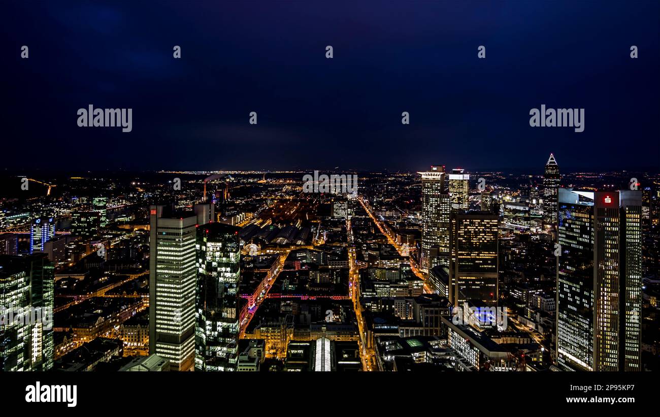 Blick über Frankfurt am Main, Hessen, Deutschland, Blick von oben über das beleuchtete Bankenviertel bei Nacht und die Wolkenkratzer der Skyline. Stockfoto