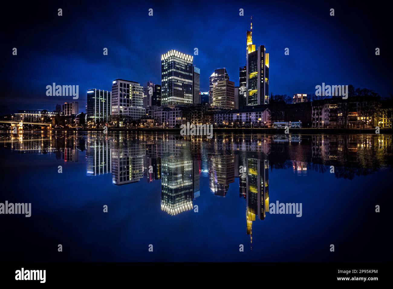 Frankfurt am Main, die Stadt mit ihren beleuchteten Straßen und der Skyline bei Nacht, wunderschöne Atmosphäre im Stadtzentrum am Abend Stockfoto