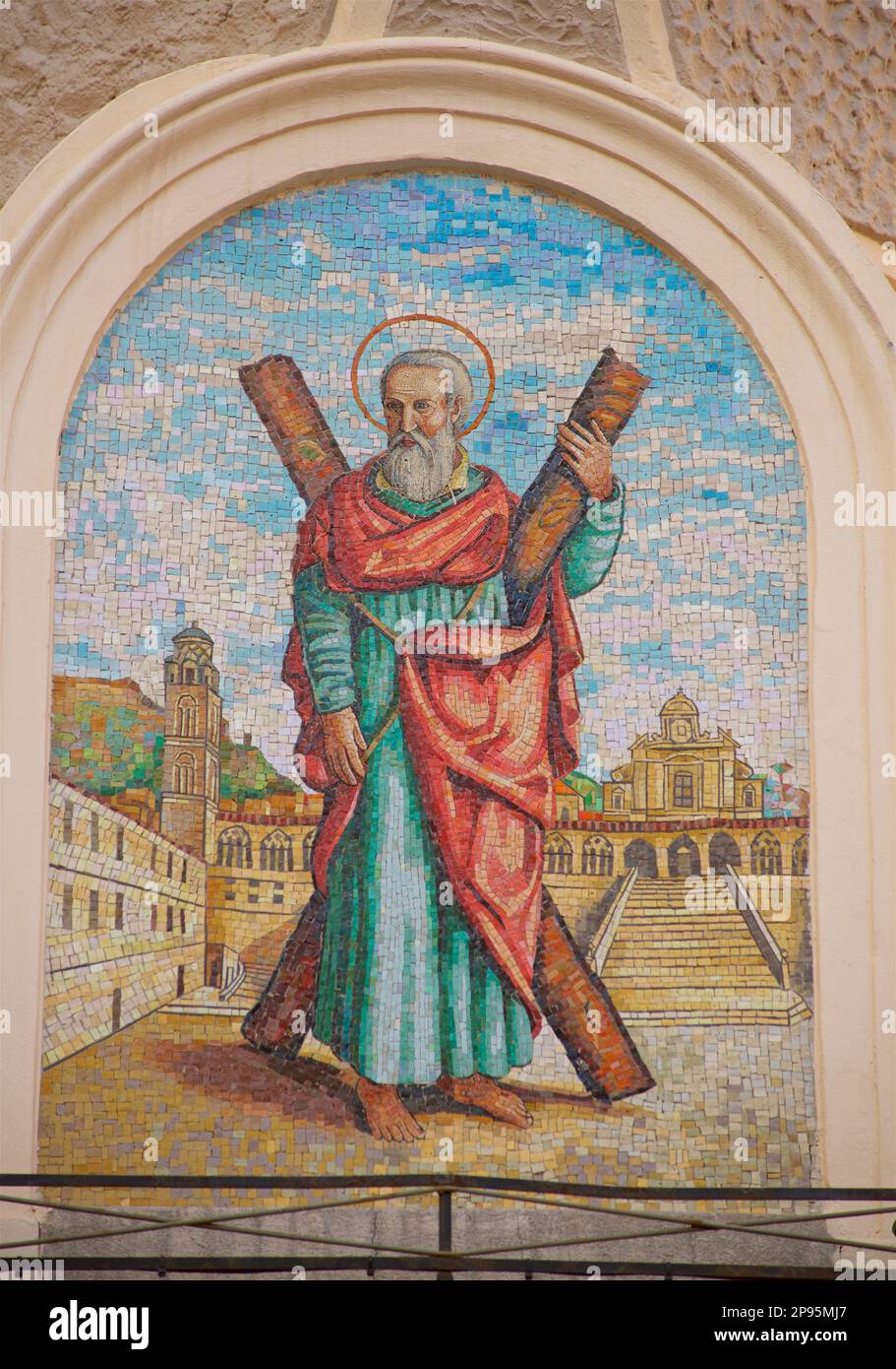 Mosaik des Heiligen Andreas mit seinem Kreuz - Crux Decussata auf einem Gebäude am Fuß der Treppe, die vom plaza der Stadt Amalfi zum Duomo di Sant Andrea (St. Andreas Kathedrale) führt. Amalfi, Salerno, Italien Amalfiküste. Die Crux decussata in Form einer X- oder römischen Zahl 10, auch bekannt als St. AndrewÕs kreuzen für die angebliche Art des Märtyrertums von St. Andrew, der Apostel. Stockfoto