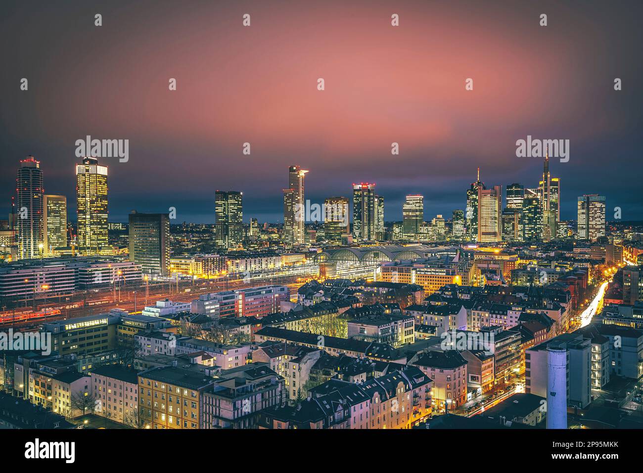 Frankfurt am Main, die Stadt mit ihren beleuchteten Straßen und der Skyline bei Nacht, wunderschöne Atmosphäre im Stadtzentrum am Abend Stockfoto