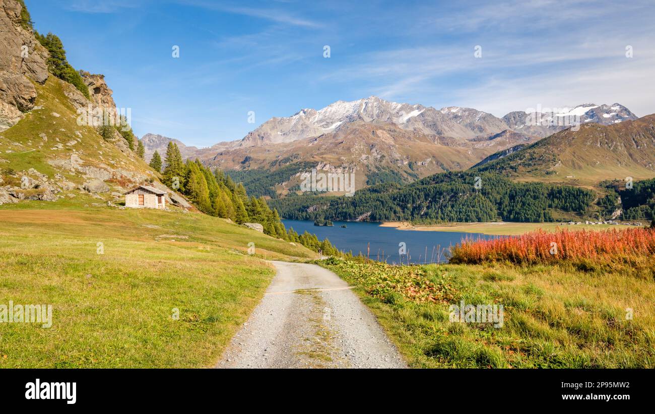 Der Wanderweg von Plaun da Lej nach Grevasalvas (Teil der Via engiadina) bietet eine großartige Aussicht auf den Lake Sils und das obere Engadine Valley (Schweiz). Stockfoto