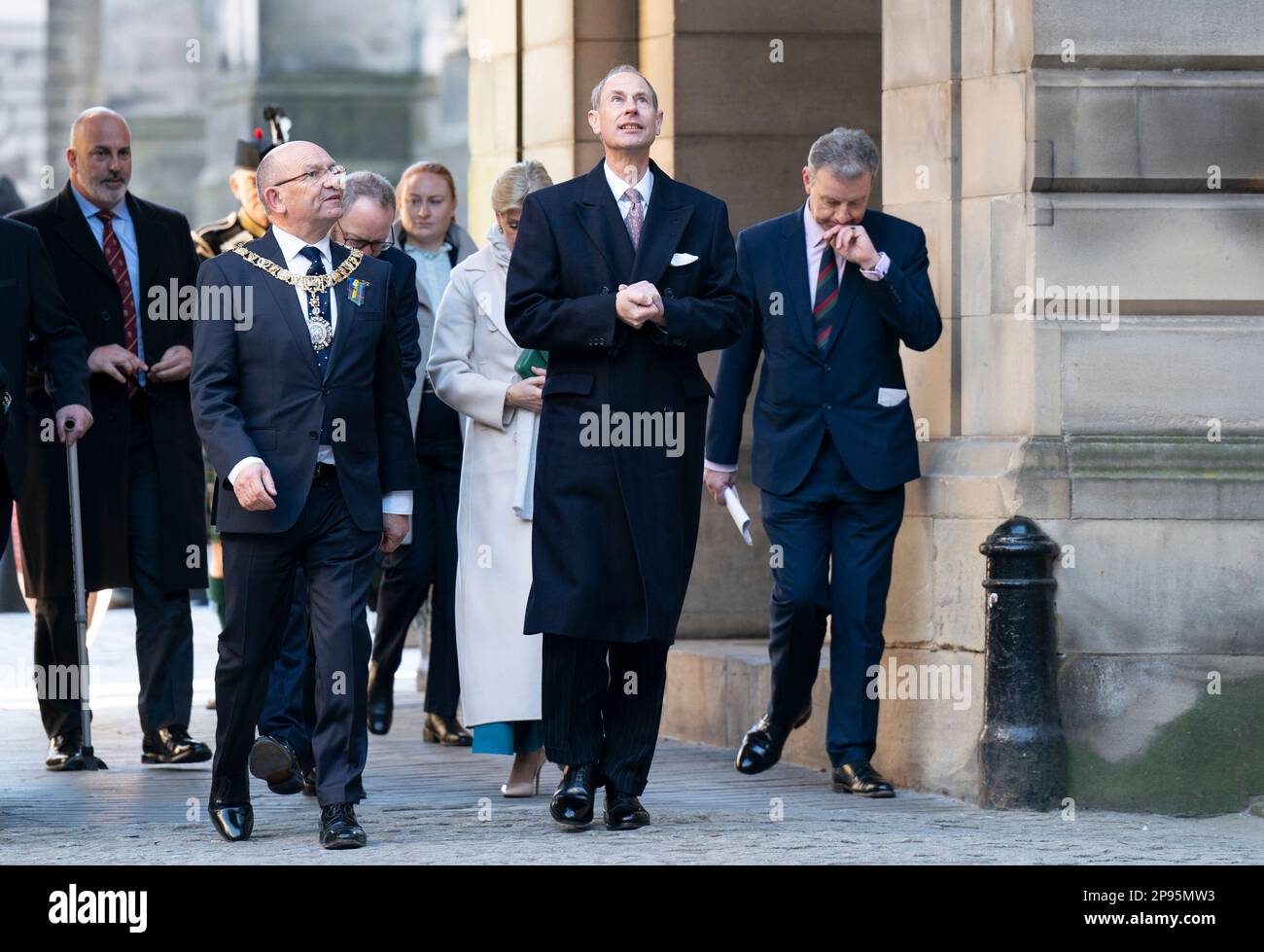 Der neue Herzog von Edinburgh (Zentrum) mit Lord Provost Robert Aldridge trifft in den Stadtkammern von Edinburgh ein, bevor ein Jahr nach der offiziellen Reaktion der Stadt auf die Invasion der Ukraine ein Ereignis stattfindet. Foto: Freitag, 10. März 2023. Stockfoto