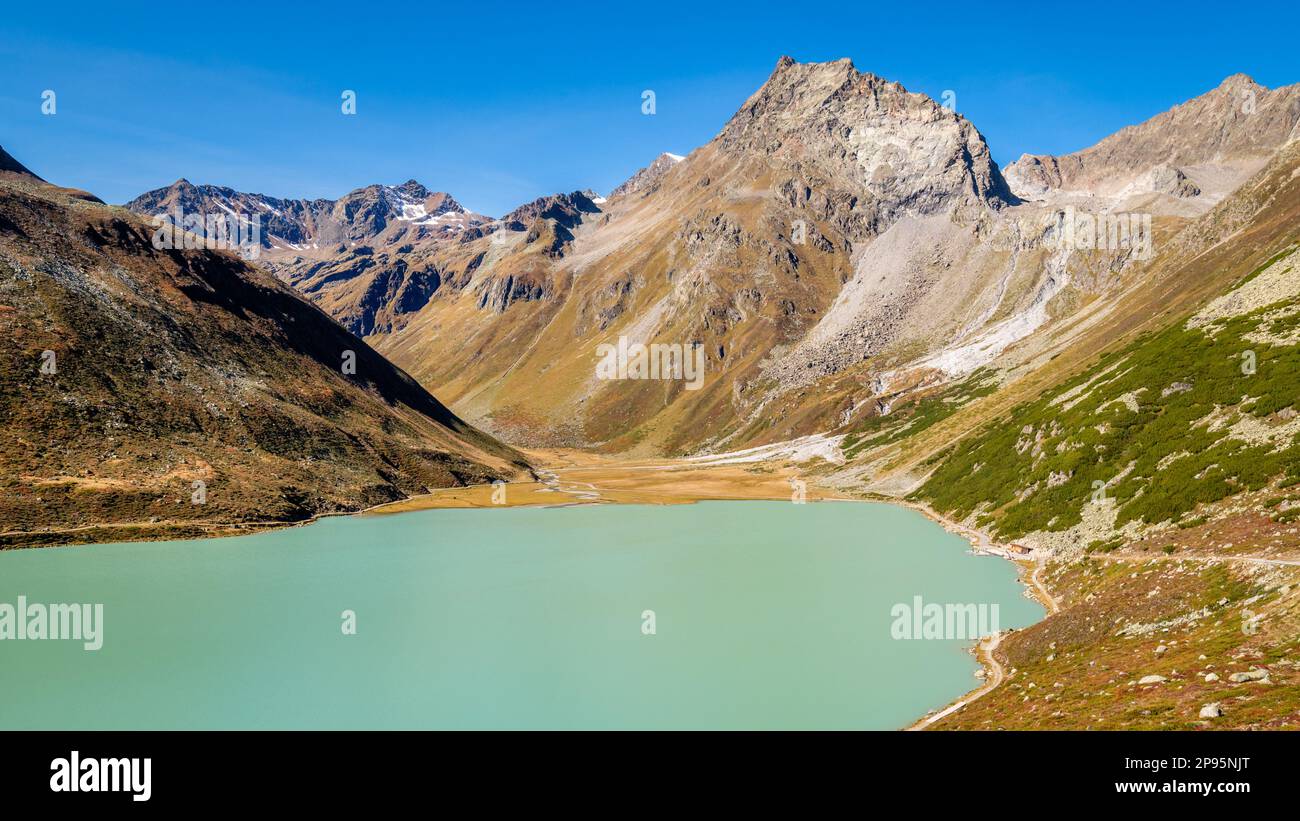 Blick auf den größten See in den Ötztal-Alpen, den wunderschönen Rifflsee. Es liegt in der Nähe des Kaunergrat Naturparks über dem Pitztal Valley Stockfoto