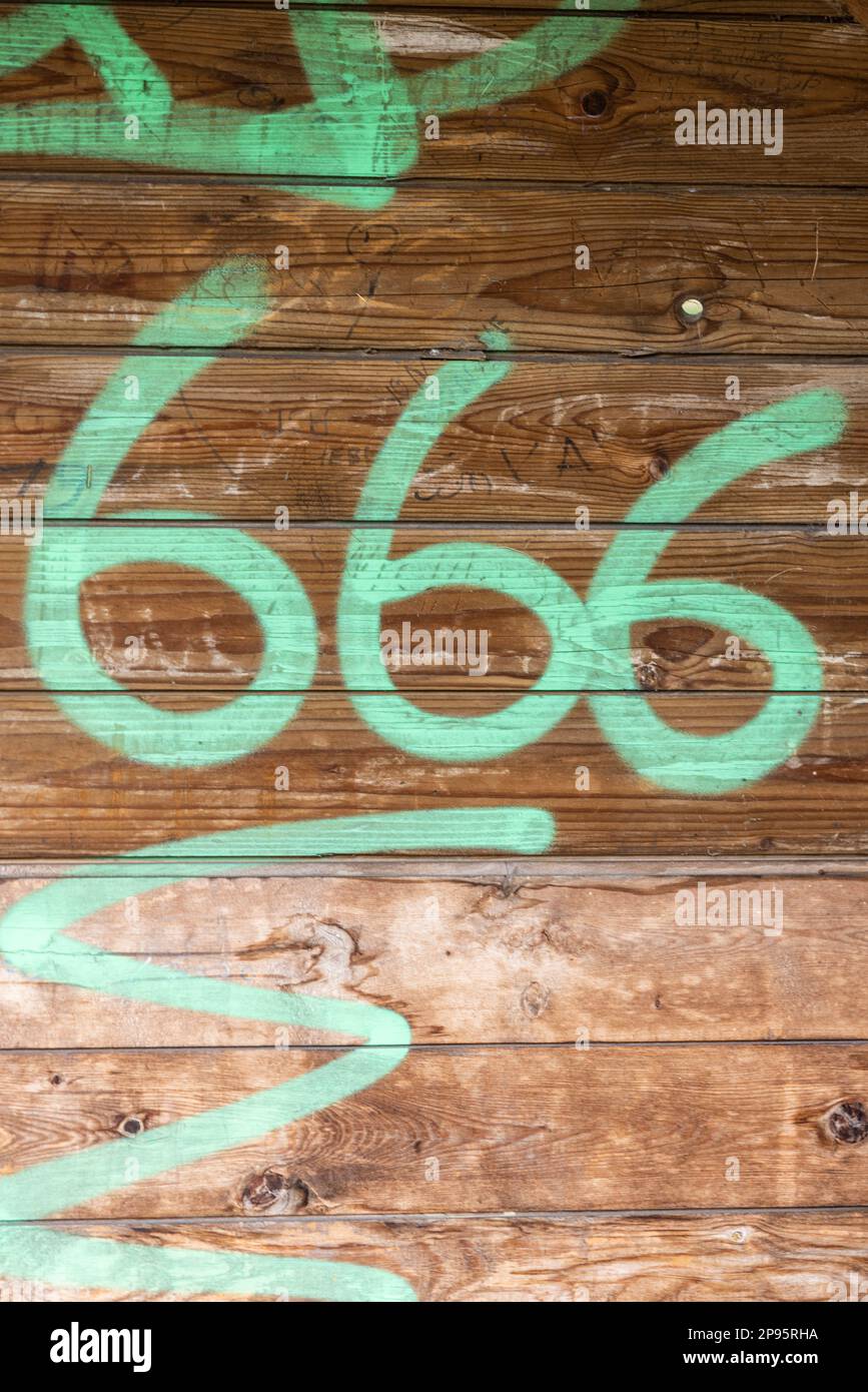 Holzwand mit Nummer 666, Vintage-Symbol, Vorlage für Grußkarten, Design, Postkarten, Dekoration, Stockfoto