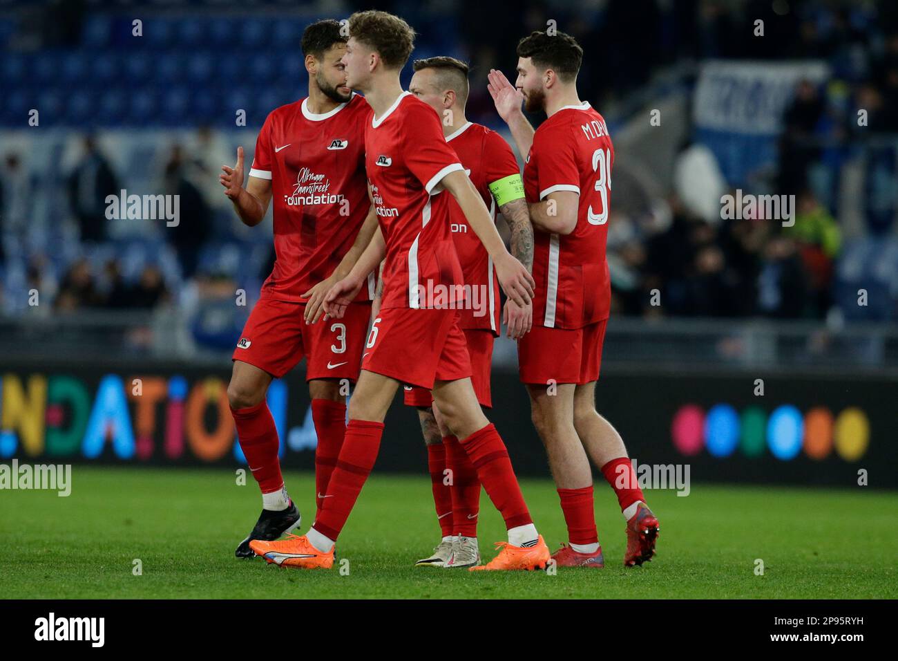 AZ Alkmaar feiert das Siegesspiel während der Runde 16 des ersten Spiels der UEFA Conference Liga zwischen SS Lazio und Alkmaar Zaanstreek. AZ Alkmaar gewann 2-1 Stockfoto