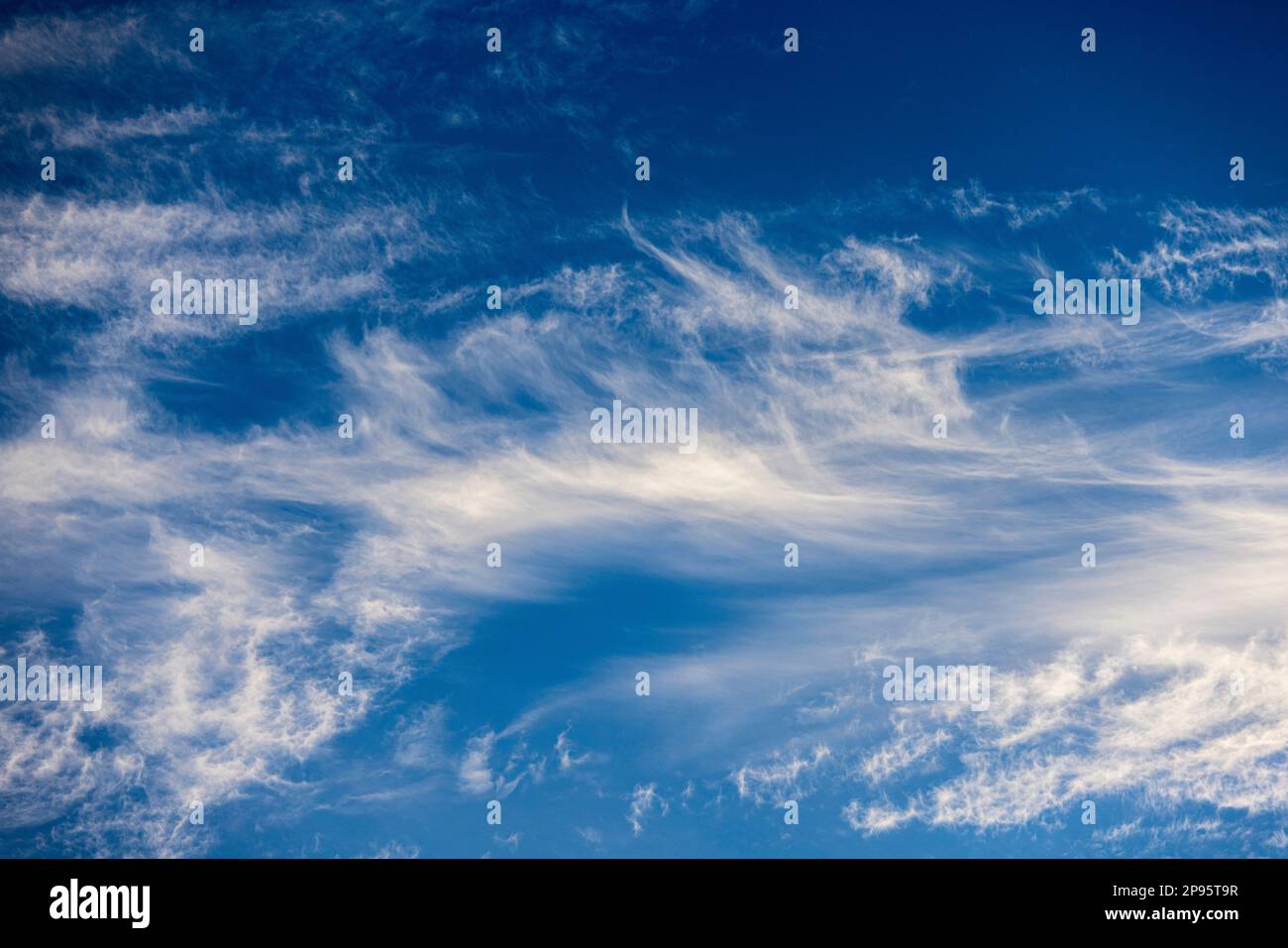 Wolkenatmosphäre, helle Wolken vor dunklen Wolkenschichten, Hintergrundbild Stockfoto