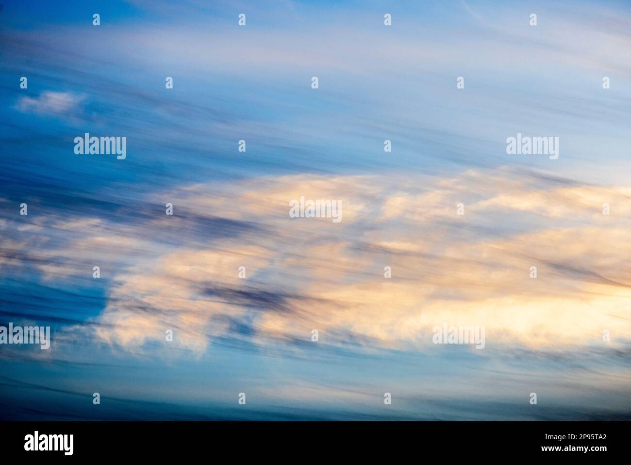 Wolkenatmosphäre, helle Wolken vor dunklen Wolkenschichten, Hintergrundbild Stockfoto