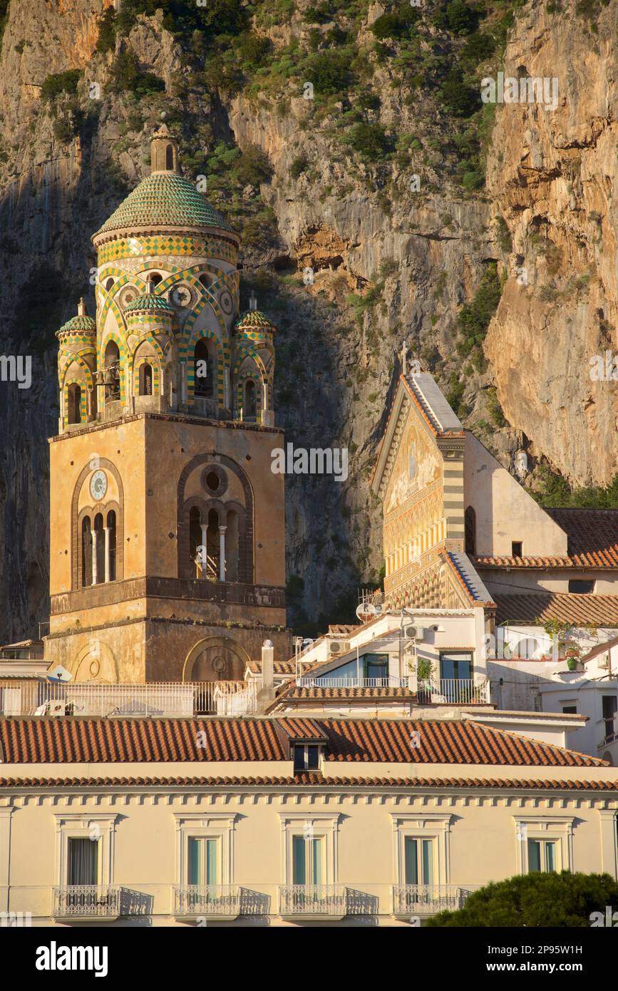 Glockenturm des Duomo di Sant Andrea (St. Andrew's Cathedral). Amalfi, Salerno, Italien Amalfiküste. Die Kathedrale, die im 9. Und 10. Jahrhundert begann, wurde mehrmals ergänzt und umgestaltet und überlagert arabisch-normannische, gotische, Renaissance- und Barockelemente, Und schließlich eine neue normannisch-arabisch-byzantinische Fassade aus dem 19. Jahrhundert. Stockfoto