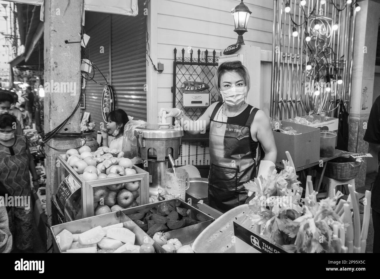 Ein traditionelles Straßenfestival mit unzähligen Imbissständen in Thailand und Asien Stockfoto