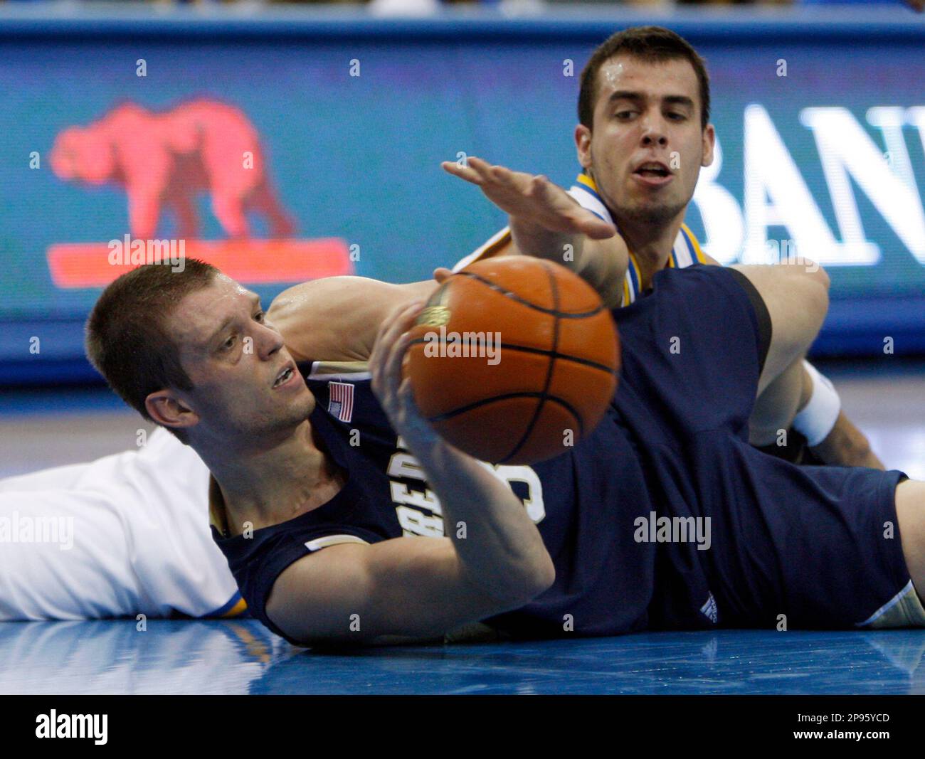 Notre Dame forward Zach Hillesland, front, and UCLA forward Nicola Dragovic battle for the ball during the first half of an NCAAcollege basketball game in Los Angeles, Saturday, Feb. 7, 2009. (AP Photo/Reed Saxon) Stockfoto