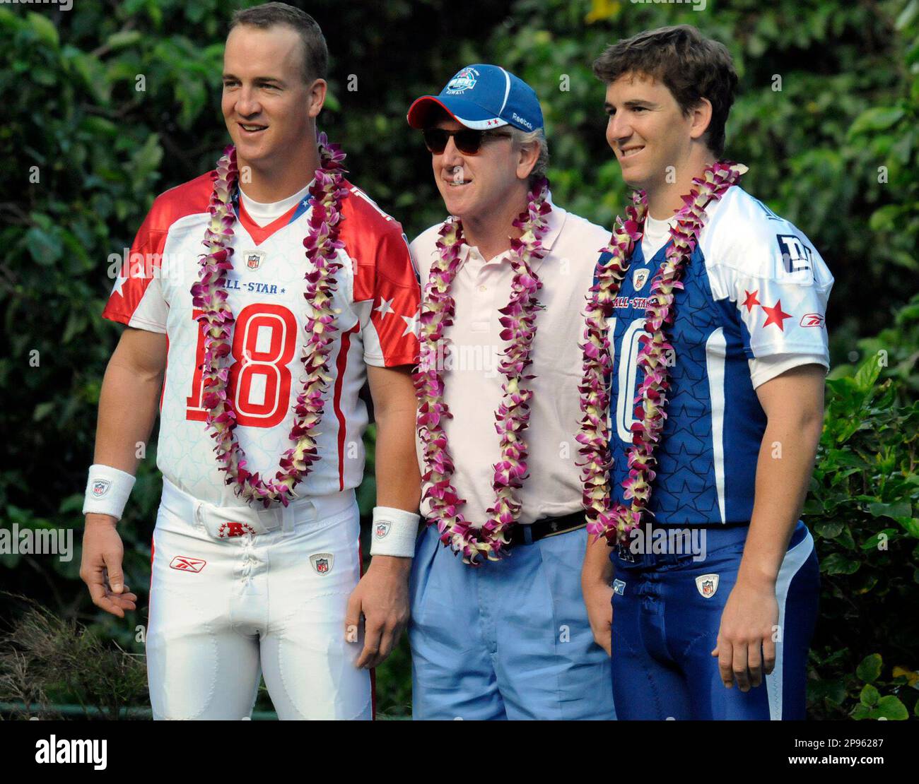 Indianapolis Colts quarterback Peyton Manning, left, and New York Giants quarterback Eli Manning, right, pose for photos with their dad Archie Manning, center, before Pro Bowl football practice at the Ko Olina Resort in Kapolei, Hawaii, Friday Feb. 6, 2009. (AP Photo/Ronen Zilberman) Stockfoto