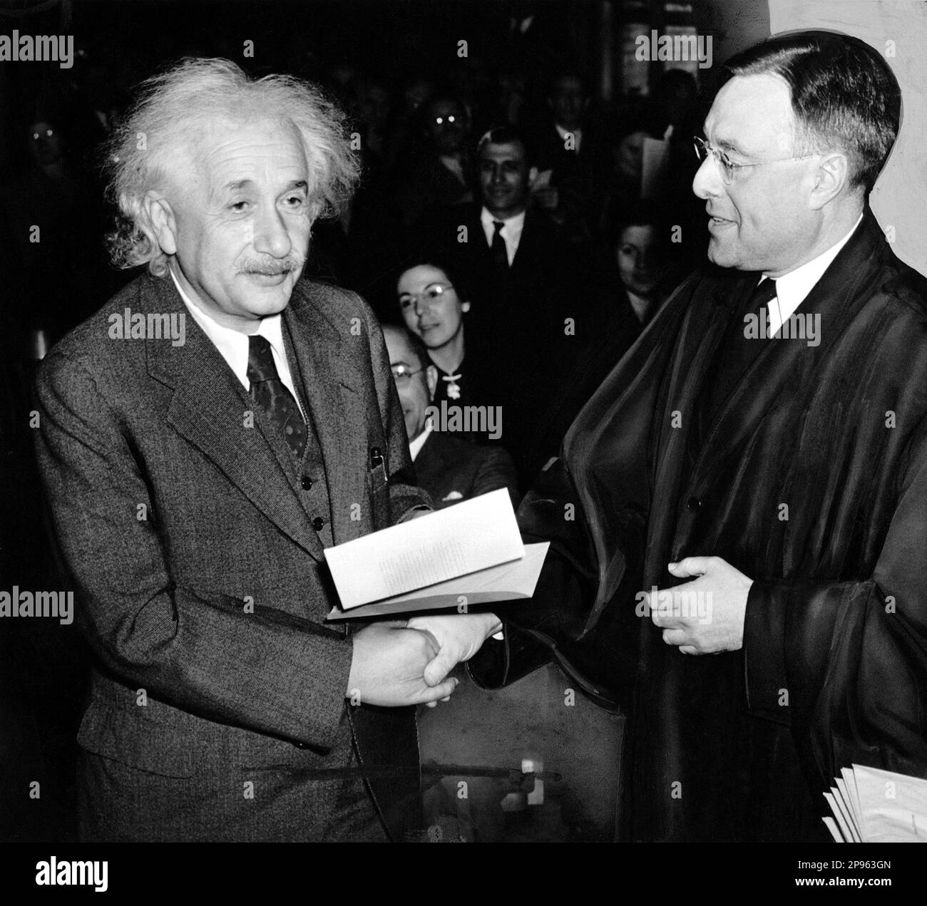 1940 , 1 . oktober , USA : der deutsche Physiker ALBERT EINSTEIN ( 1879 - 1955 ) , Nobelpreisträger 1921 . Auf diesem Foto, auf dem er sein Zertifikat über die amerikanische Staatsbürgerschaft von Richter Phillip Forman erhält .- foto Storiche - foto storica - scienziato - Wissenschaftler - Portrait - Rituto - Physik - FISICA - FISICO - SCIENZA - SCIENCE - Baffi - Schnurrbart - PREMIO NOBEL PER LA FISICA - Atomica - Atomo - scienziato - Genius - genio - Krawatte - Cravatta - certificato di cittadinanza --- Archivio GBB Stockfoto