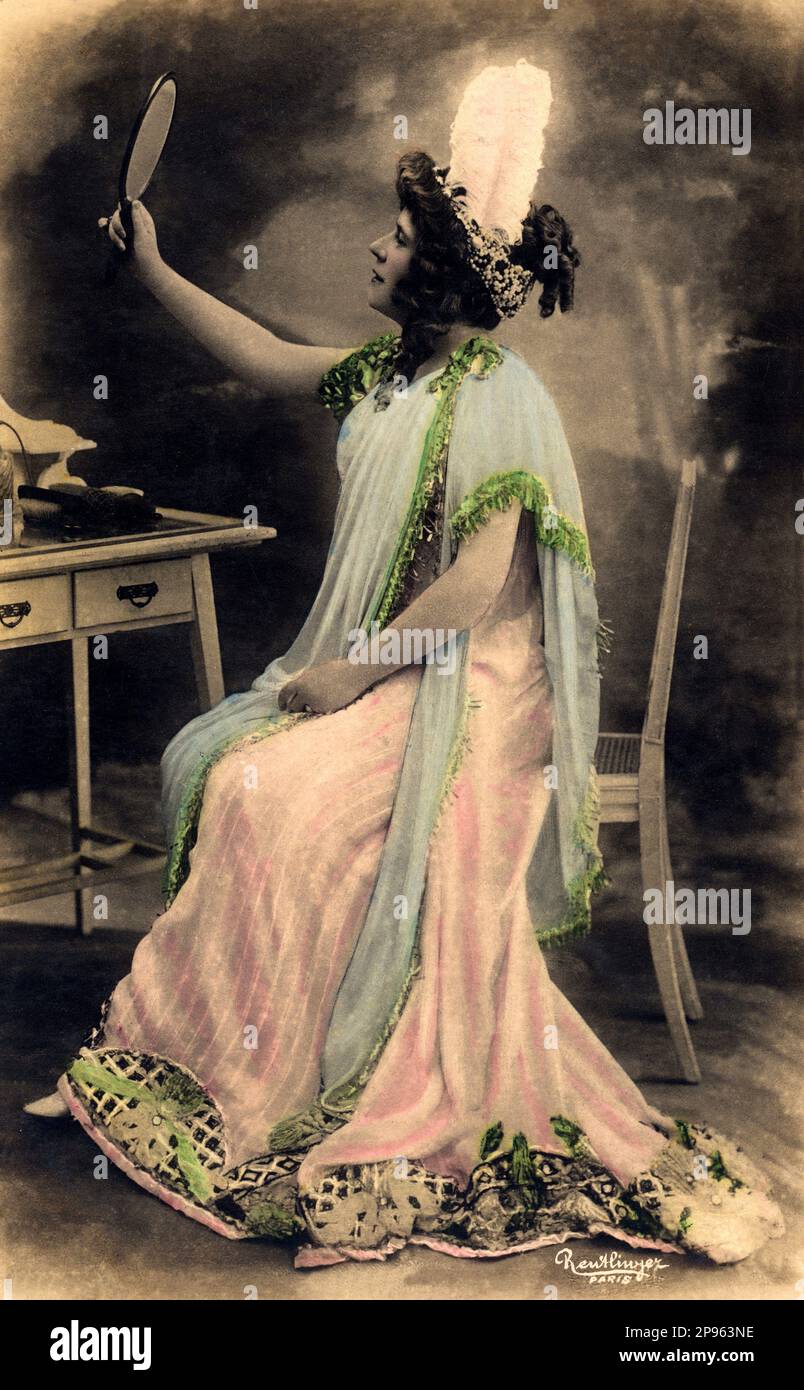 1895 Ca , Paris , Frankreich : die französische Comedie Francaise-Schauspielerin JEANNE GRANIER ( 1852 - 1939 ) , Foto von Reutlinger , Paris . Granier wurde mehrmals vom gefeierten impressionistischen Maler Henri de Toulouse Lautrec dargestellt . - Attrice - TEATRO - THEATRE - DIVA - DIVINA - Piuma - Piume - Federn - Panache - Chignon - BELLE EPOQUE - Specchio - Spiegel - profilo - Profil --- Archivio GBB Stockfoto