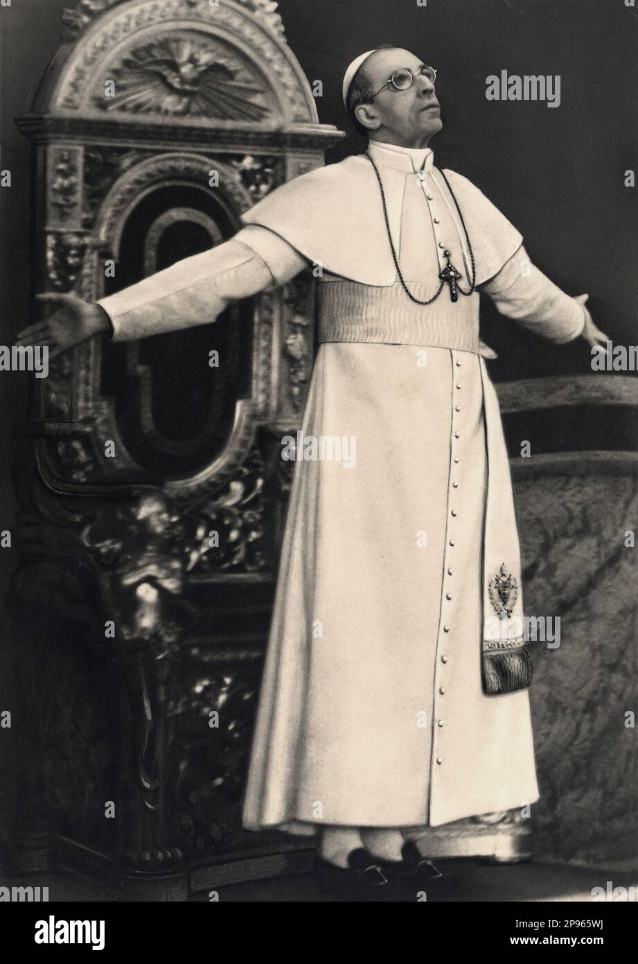 1950 c, Città del Vaticano , ROMA , ITALIEN : der Papst PIO XII ( Eugenio Maria Giuseppe Giovanni Pacelli , 1876 - 1958 ). - RELIGIONE CATTOLICA - KATHOLISCHE RELIGION - Rituto - Porträt - PAPA - trono - Benedizionione - Occhiali - Linse - Città del VATICANO - VATIKANSTADT --- Archivio GBB Stockfoto