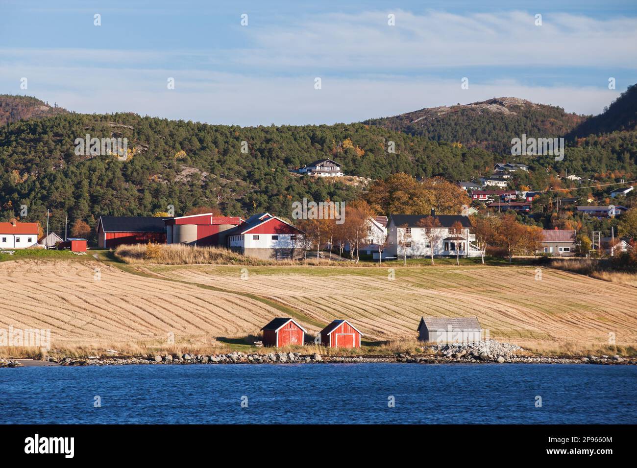Norwegische Küstenlandschaft mit Holzhäusern an einem sonnigen Tag Stockfoto