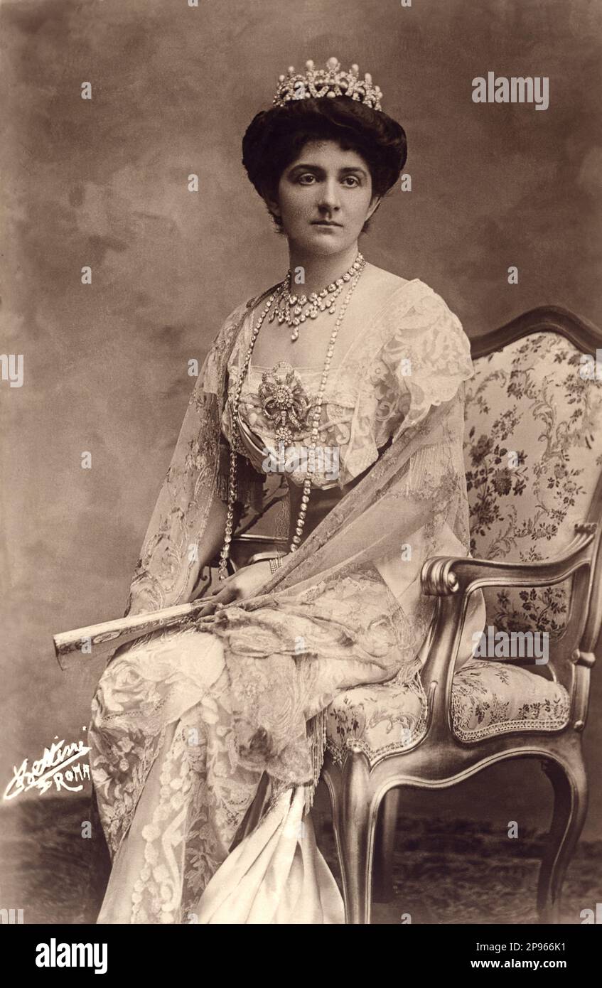 Ca. 1910 , ITALIEN : die Königin von Italien ELENA ( Helene von Montenegro , 1873 - 1952 ) im offiziellen Porträt . Foto von Bettini , Roma . - CASA SAVOIA - ITALIA - REALI - Nobiltà ITALIANA - ADEL - ADEL - GESCHICHTE - FOTO STORICHE - gioiello - gioielli - Juwelen - Schmuck - collana di diamanti - Diamante - Diamantenhalskette - Diamant - Corona - Diadema - Krone - Tiara - Scollatura - Nekkopening - Ausschnitt - Dekollete' - Diamante - diamant - Diamanten - pizzo - Spitze - spilla con smeraldo - rubino - Smaragd - Nadel - BELLE EPOQUE - Fan - Ventaglio - Chignon --- Archivio GBB Stockfoto