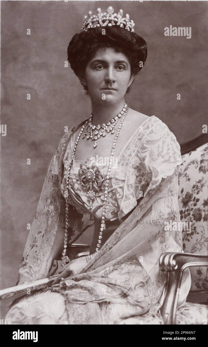 Ca. 1910 , ITALIEN : die Königin von Italien ELENA ( Helene von Montenegro , 1873 - 1952 ) im offiziellen Porträt . Foto von Bettini , Roma .- CASA SAVOIA - ITALIA - REALI - Nobiltà ITALIANA - ADEL - KÖNIGE - GESCHICHTE - FOTO STORICHE - gioiello - gioielli - Juwelen - Schmuck - collana di diamanti - Diamante - Diamantenhalskette - Diamant - Corona - Diadema - Krone - Tiara - Scollatura - Nekkopening - Ausschnitt - Dekollete' - Diamante - diamantien - pizzo - Spitze - spilla con smeraldo - rubino - Smaragd - Nadel - BELLE EPOQUE - Fan - Ventaglio - Chignon --- Archivio GBB Stockfoto