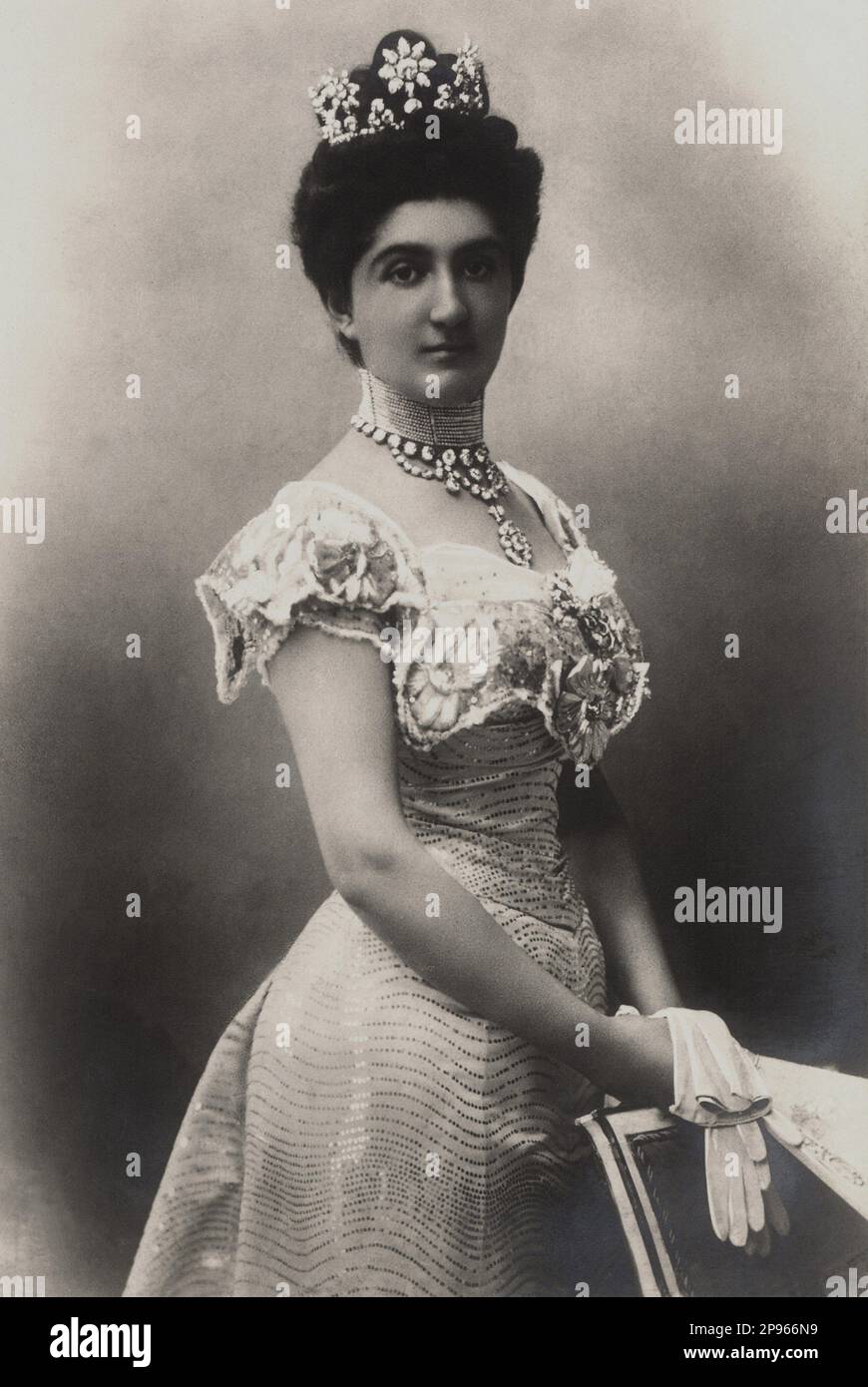 Ca. 1900 , ITALIEN : die Königin von Italien ELENA ( Helene von Montenegro , 1873 - 1952 ) im offiziellen Porträt . - CASA SAVOIA - ITALIA - REALI - Nobiltà ITALIANA - ADEL - ADEL - GESCHICHTE - FOTO STORICHE - gioiello - gioielli - Juwelen - Schmuck - collana di diamanti - Diamante - Diamantenhalskette - Diamant - Corona - Diadema - Krone - Tiara - Scollatura - Nekkopening - Ausschnitt - Dekollete' - Diamante - Diamanten - pizzo - Spitze - spilla - Nadel - BELLE EPOQUE - Glover - Guanto - Guanti - Chignon --- Archivio GBB Stockfoto
