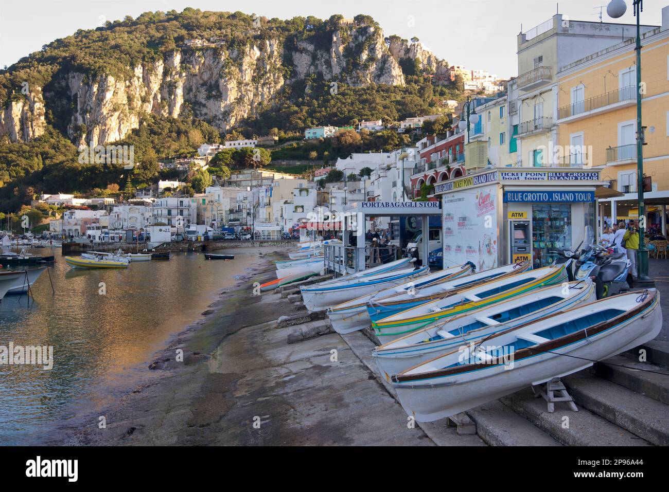 Capri Harbourt mit kleinen Ruderbooten, die am Ufer angehalten haben. Capri ist eine Insel im Tyrrhenischen Meer vor der Halbinsel Sorrent, auf der Südseite des Golfs von Neapel im Campaniaregion von Italien Capri, berühmt für seine zerklüftete Landschaft, kulturelle Geschichte, gehobene Hotels und Einkaufsmöglichkeiten Stockfoto