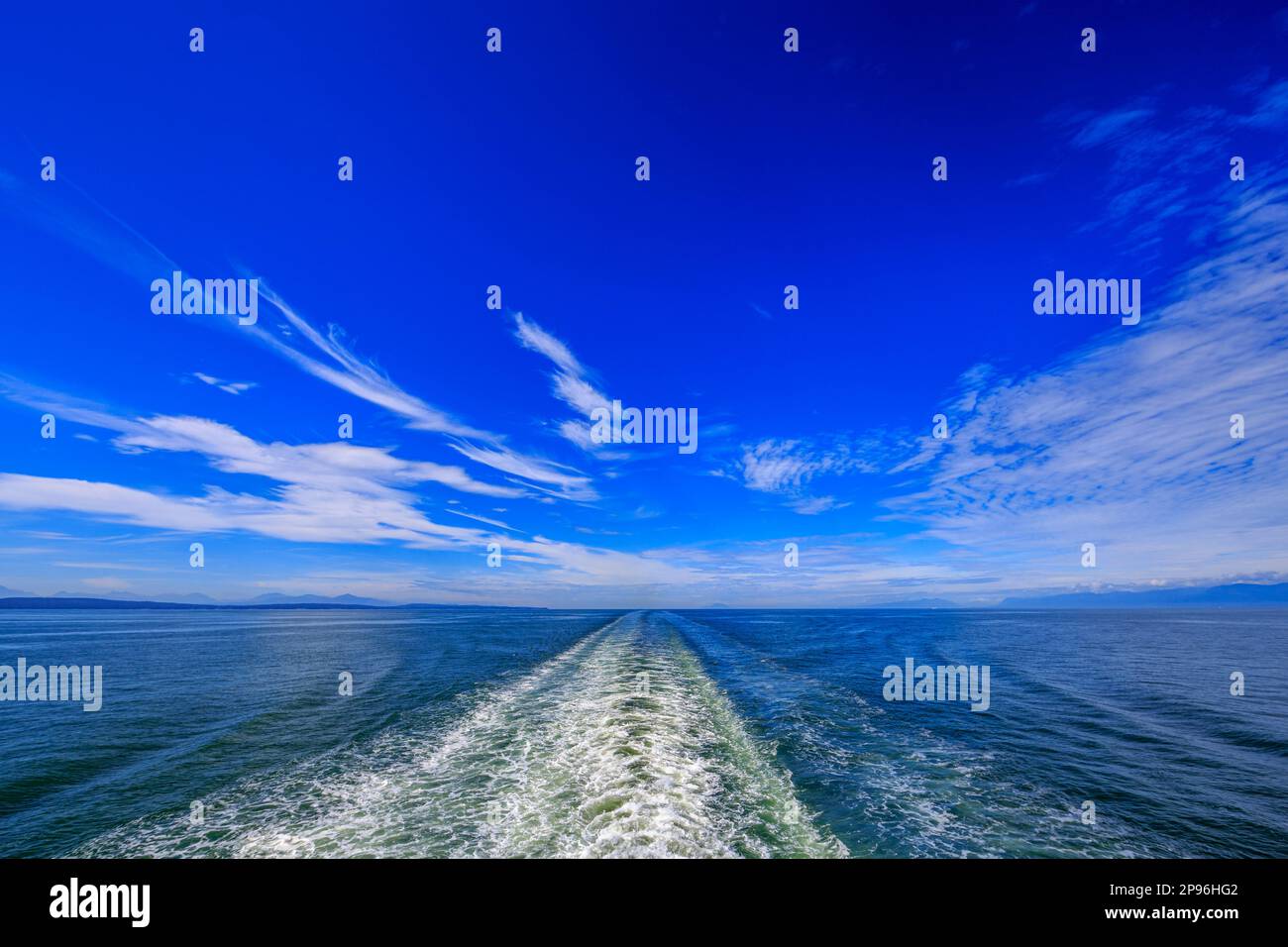 Eine Schiffsküche unter einem tiefen blauen Himmel mit weichen Wolken, die vor der Küste von British Columbia unterwegs sind Stockfoto