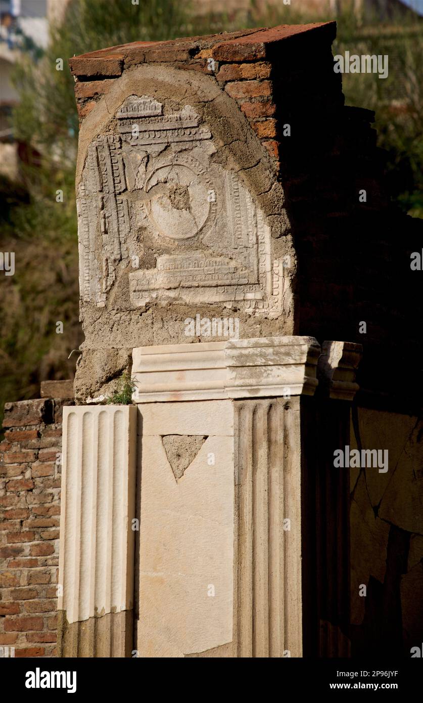 Herculaneum aufgedeckt. Herculaneum wurde beim Ausbruch des Vesuv im Jahre 79 v. Chr. unter vulkanischer Asche und Bimsstein begraben. Ercolano, Kampanien, Italien Detail der dekorierten steingeschnitzten Decke. Das unausgegrabene Forum-Gebiet von Herculaneum. Stockfoto